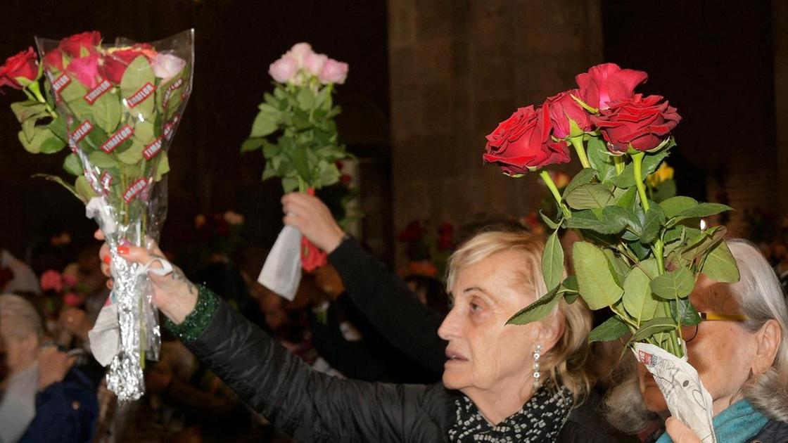 Effetto Papa a San Pietro in Ciel d’Oro. Invasione di fedeli con le rose per la ricorrenza di Santa Rita Effetto Papa a San Pietro in Ciel d’Oro. Invasione di fedeli con le rose per la ricorrenza di Santa Rita