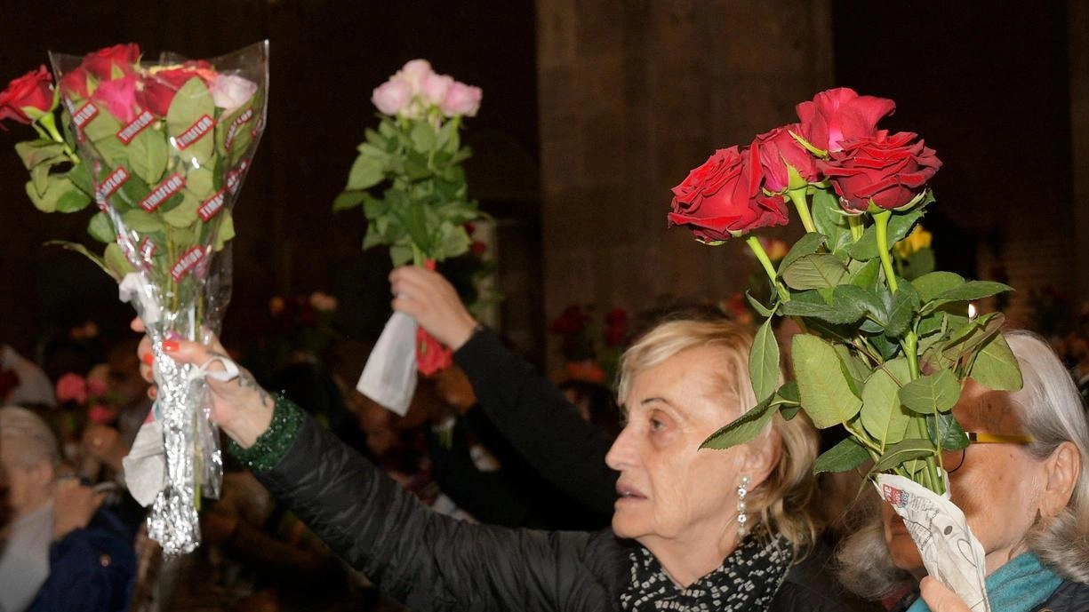 Fedeli rivolgono mazzi di rose verso l’altare per la benedizione in occasione della ricorrenza della “santa degli impossibili“ Fedeli rivolgono mazzi di rose verso l’altare per la benedizione in occasione della ricorrenza della “santa degli impossibili“