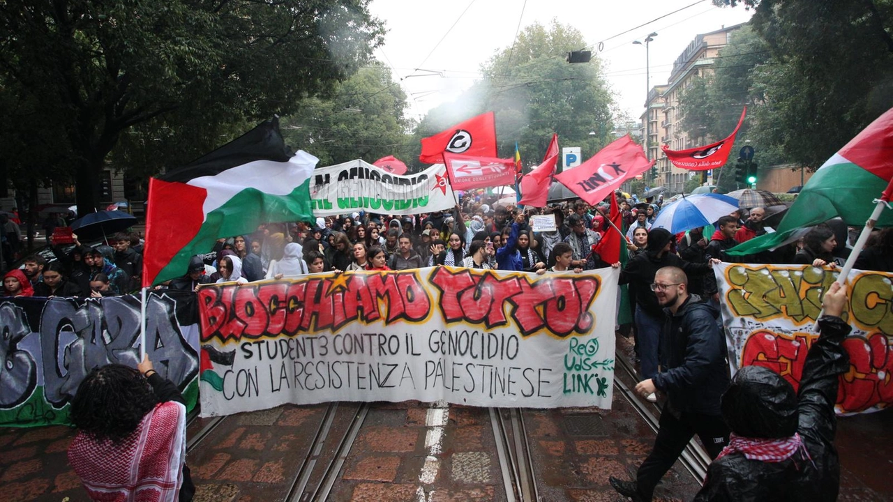 Migliaia di lavoratori e studenti nel corteo partito da Cadorna