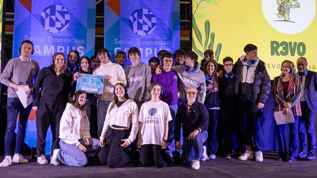 Il riconoscimento di Microsoft al team “Lasciastare“ che ha creato la startup R3V0. Vantaggi moltiplicati con incentivi a chi rispetta le regole, furgoni elettrici e “picking up“. Il riconoscimento di Microsoft al team “Lasciastare“ che ha creato la startup R3V0. Vantaggi moltiplicati con incentivi a chi rispetta le regole, furgoni elettrici e “picking up“.
