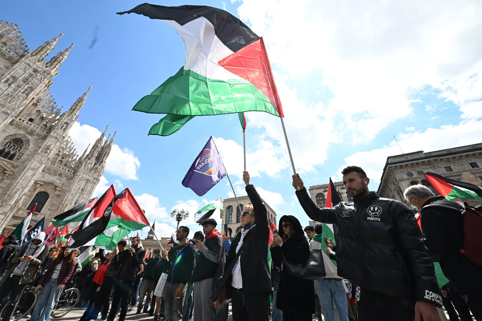 I Giovani palestinesi in piazza Duomo