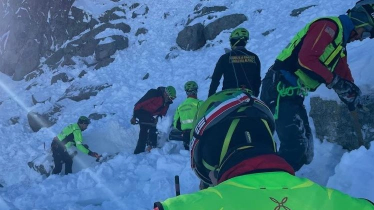 Il soccorso alpino intervenuto nel luogo interessato dalla valanga Lo scialpinista è stato estratto dalla neve in arresto cardiaco ed è morto