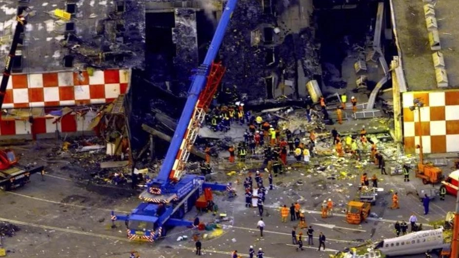 A Milano, la commemorazione della tragedia di Linate del 2001 ha visto la partecipazione di autorità, familiari delle vittime e cittadini. Momenti di preghiera e musica hanno reso omaggio alle 118 persone decedute. A Milano, la commemorazione della tragedia di Linate del 2001 ha visto la partecipazione di autorità, familiari delle vittime e cittadini. Momenti di preghiera e musica hanno reso omaggio alle 118 persone decedute.