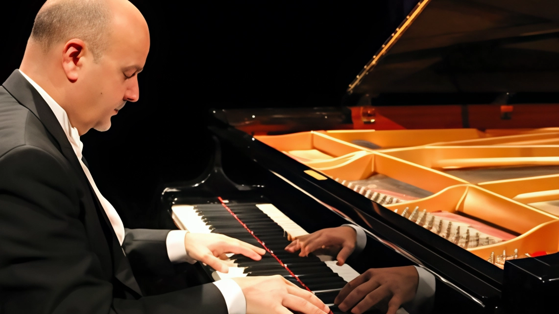 Antonio Di Cristofano protagonista oggi alle 17.30 del concerto alla Camera del Lavoro Antonio Di Cristofano protagonista oggi alle 17.30 del concerto alla Camera del Lavoro
