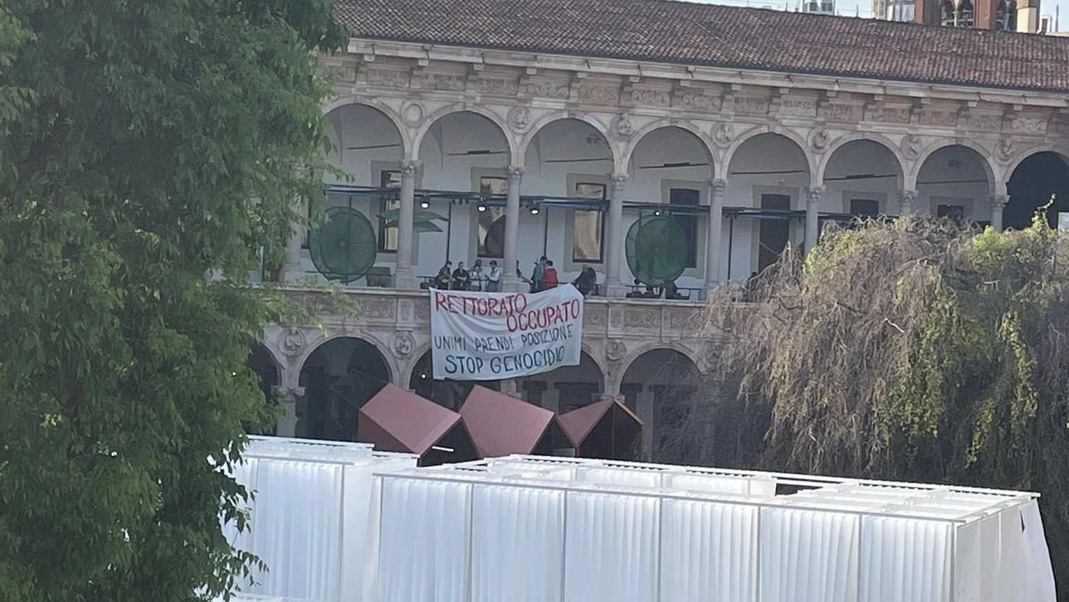 Il blitz di una ventina di manifestanti: “L’università prenda posizione, stop al genocidio”. La richiesta al futuro rettore