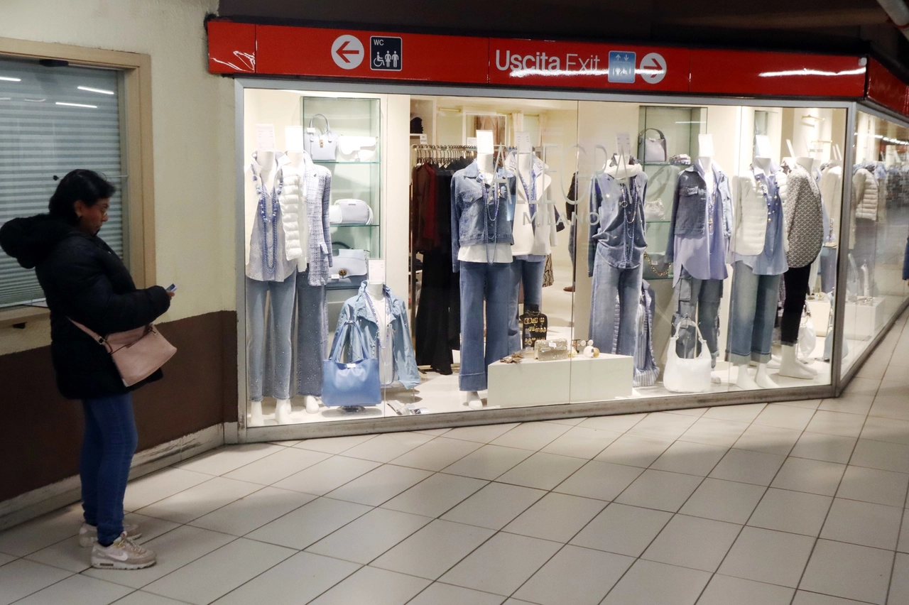 Un  negozio di abbigliamento nella stazione Cadorna