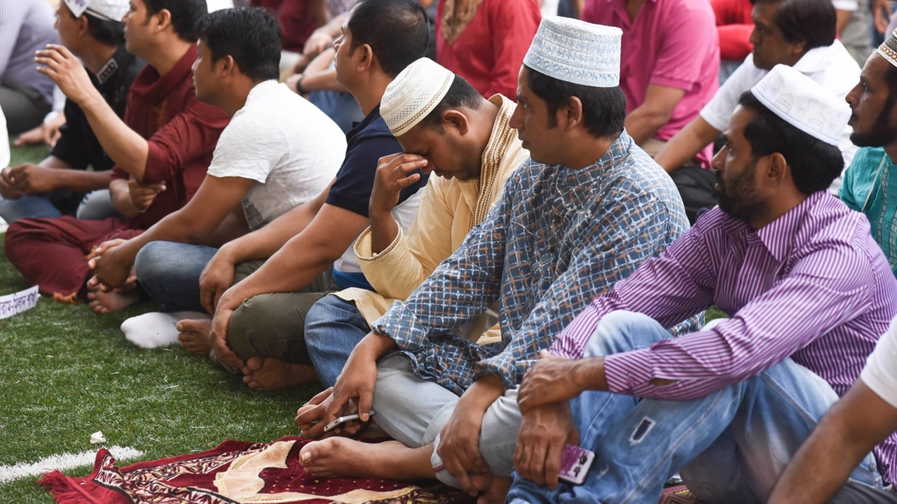 La festa di fine Ramadan ha radunato anche a Legnano centinaia di fedeli La festa di fine Ramadan ha radunato anche a Legnano centinaia di fedeli