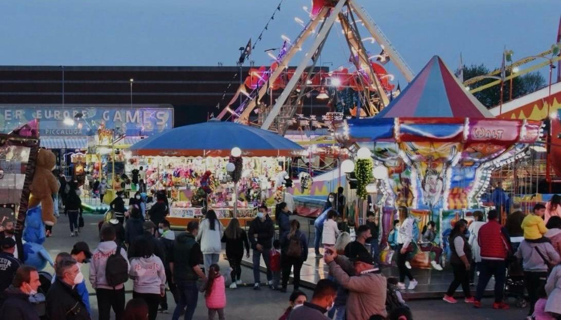Bergamo, torna il Luna Park e celebra 125 anni di storia tra attrazioni e divertimento. Quando e il programma Bergamo, torna il Luna Park e celebra 125 anni di storia tra attrazioni e divertimento. Quando e il programma