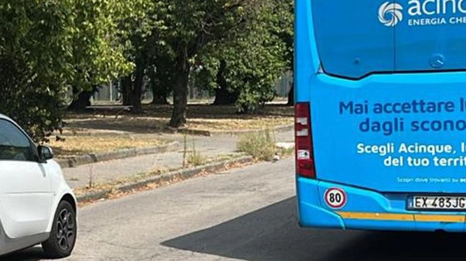 Un autobus in viaggio in Brianza Un autobus in viaggio in Brianza