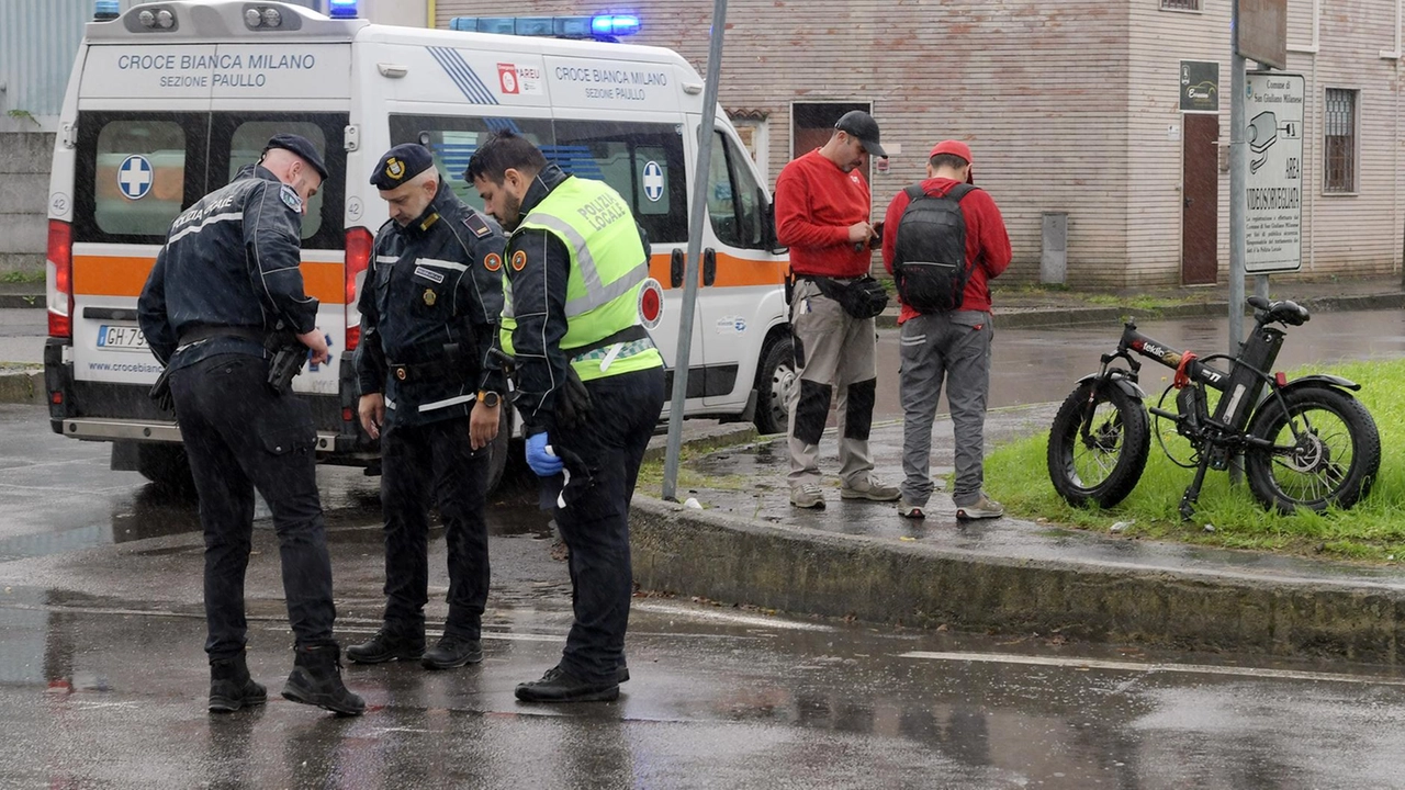 Rider in bicicletta investito da un'auto a San Giuliano: trasportato in ospedale in codice giallo. Dinamica dell'incidente ancora da chiarire. Polizia locale sul posto per i rilievi. Rider in bicicletta investito da un'auto a San Giuliano: trasportato in ospedale in codice giallo. Dinamica dell'incidente ancora da chiarire. Polizia locale sul posto per i rilievi.