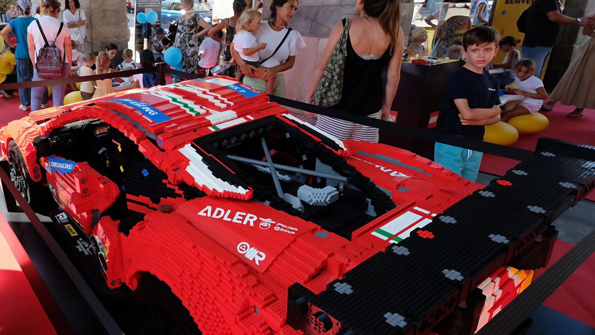 I bolidi della Formula 1 costruiti coi mattoncini Lego sotto i portici dell’Arengario per la gioia dei bambini I bolidi della Formula 1 costruiti coi mattoncini Lego sotto i portici dell’Arengario per la gioia dei bambini