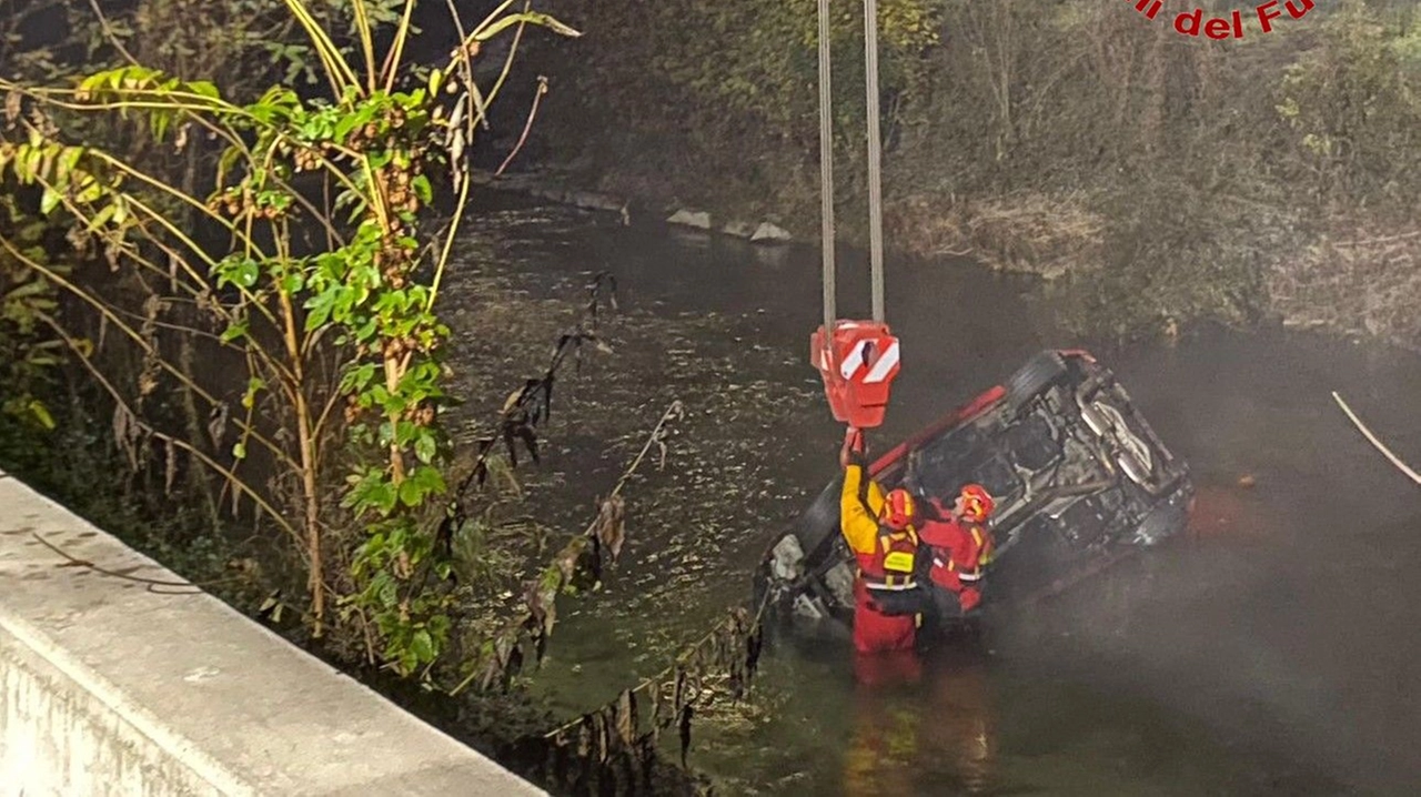 Il recupero dell'auto per mezzo dell'autogrù dei vigili del fuoco Il recupero dell'auto per mezzo dell'autogrù dei vigili del fuoco