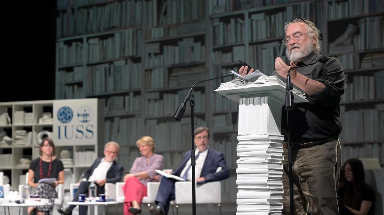 Un momento della cerimonia di ieri al teatro Fraschini per celebrare i vent’anni della Scuola Universitaria Superiore (Iuss) Un momento della cerimonia di ieri al teatro Fraschini per celebrare i vent’anni della Scuola Universitaria Superiore (Iuss)