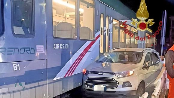Tragedia sfiorata ieri mattina poco dopo le sei a Gianico, dove un automobilista ha provato ad attraversare il passaggio a...