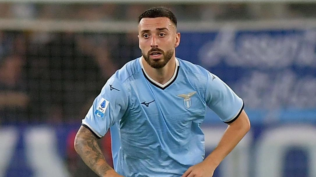 Mario Gila, difensore della Lazio, rappresenta il primo obiettivo per la difesa Mario Gila, difensore della Lazio, rappresenta il primo obiettivo per la difesa