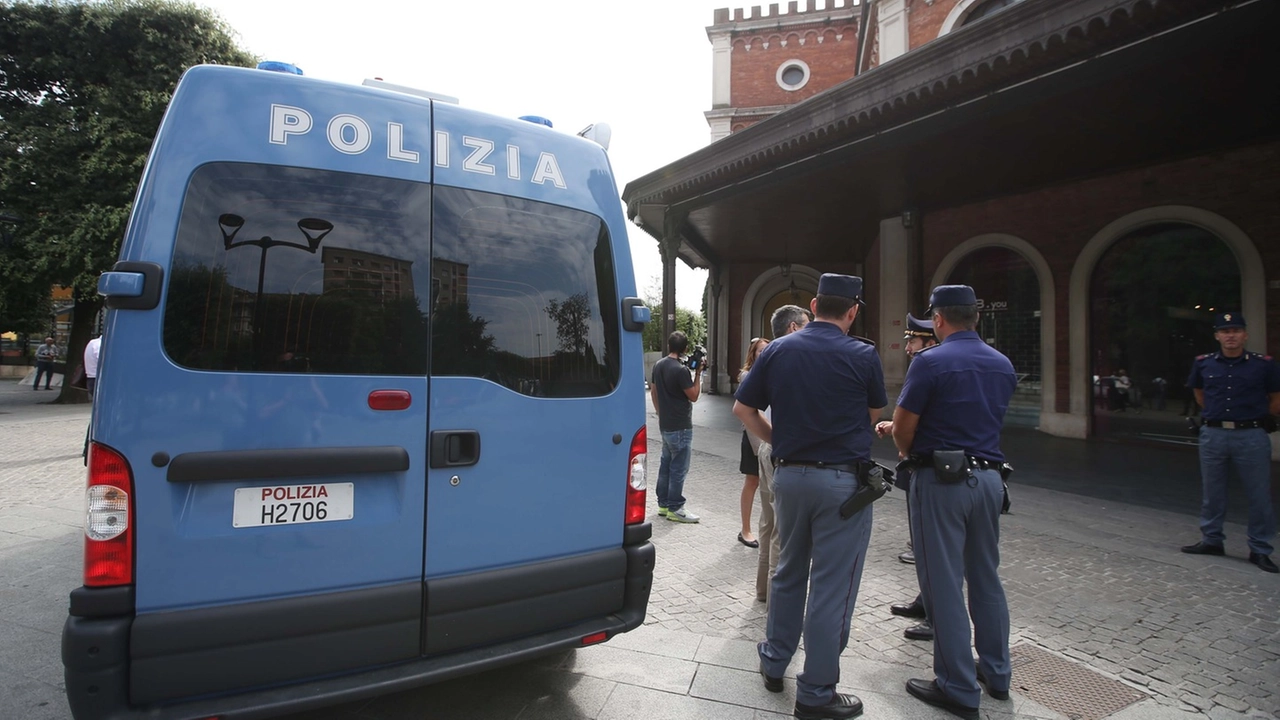 I poliziotti fuori dalla stazione a Brescia, i commercianti si lamentano per la poca siucurezza I poliziotti fuori dalla stazione a Brescia, i commercianti si lamentano per la poca siucurezza