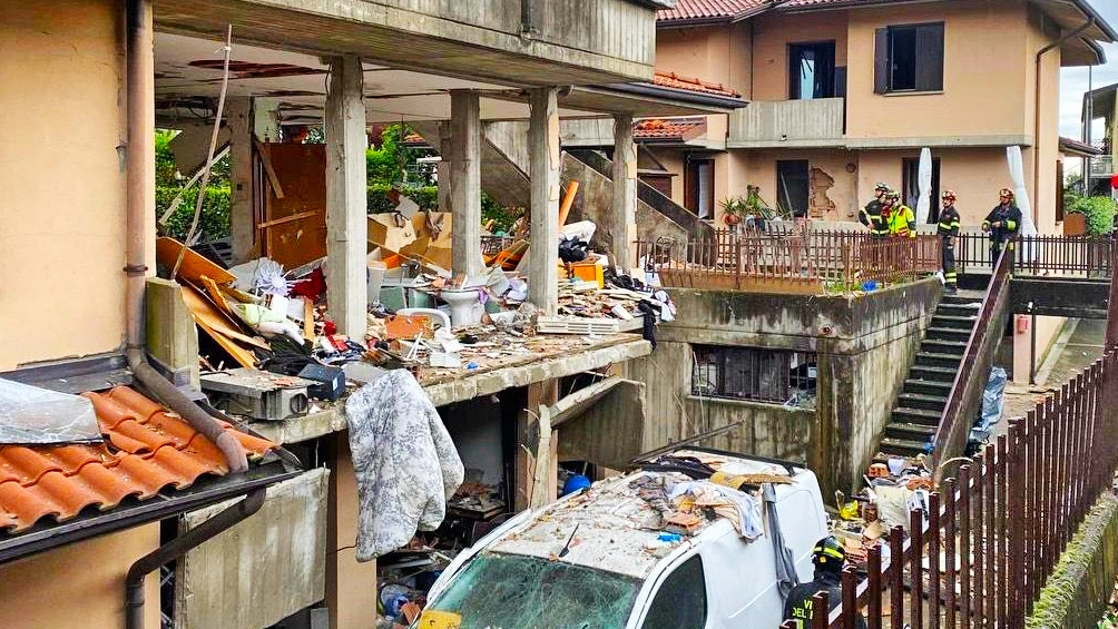 La palazzina sventrata dall'esplosione La palazzina sventrata dall'esplosione