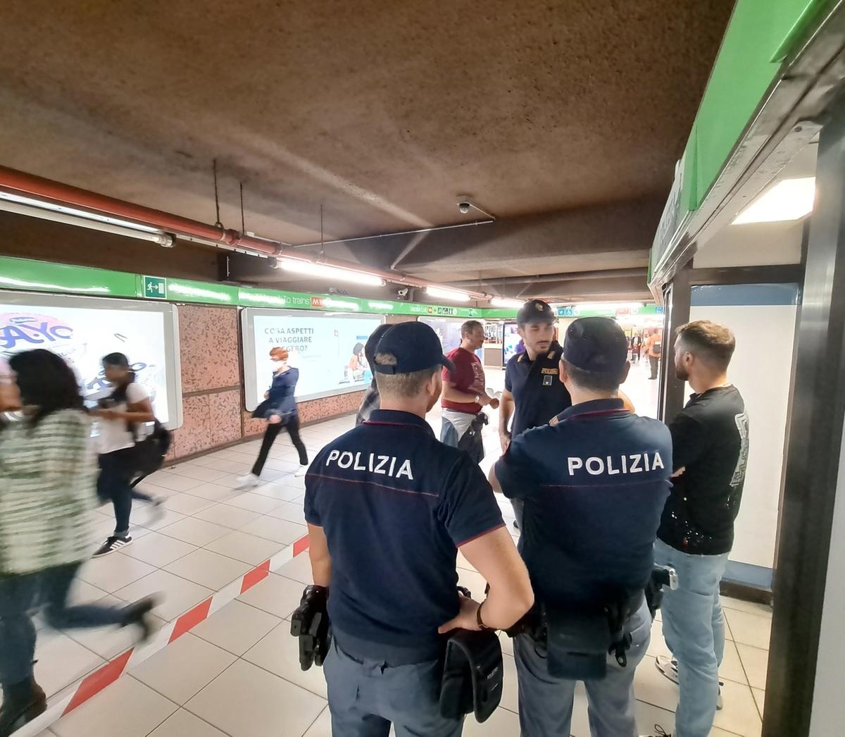 si finge addetto della manutenzione macchinette in metropolitana e ne svuota una fermato con oltre 3mila euro in tasca