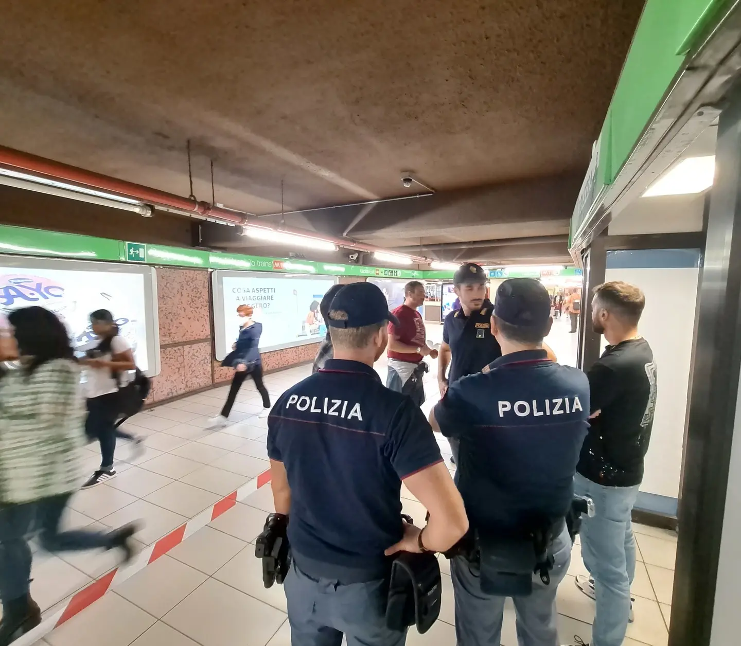 Si finge addetto della manutenzione macchinette in metropolitana e ne svuota una: fermato con oltre 3mila euro in tasca