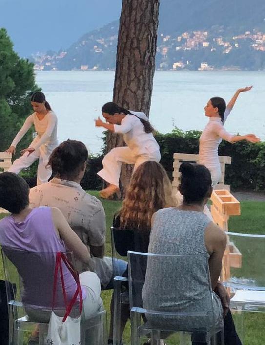 villa del grumello la danza coinvolge i cittadini curiosi