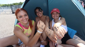 Taylor Swift a San Siro, le prime Swifties pronte a tre notti in tenda: Valeria, Carola e Carlotta (arrivate da Catania) in primissima fila