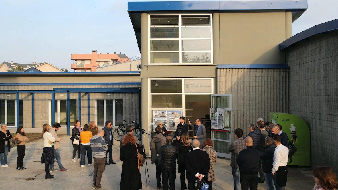 Il centro civico di via Silva a Monza ha riaperto dopo lavori di ristrutturazione a causa dei danni causati da nubifragi. Il tetto è stato completamente rifatto, le parti interne sono state rifinite e l'area verde circostante è stata ripristinata. Il centro civico di via Silva a Monza ha riaperto dopo lavori di ristrutturazione a causa dei danni causati da nubifragi. Il tetto è stato completamente rifatto, le parti interne sono state rifinite e l'area verde circostante è stata ripristinata.