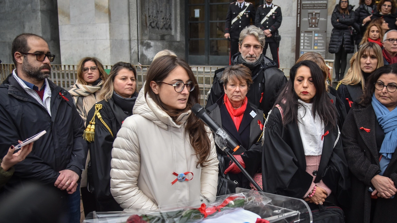 Flash mob con la famiglia Tramnontano in ricordo di Giulia davanti al tribunale dopo la lettura della sentenza del processo Impagnatiello