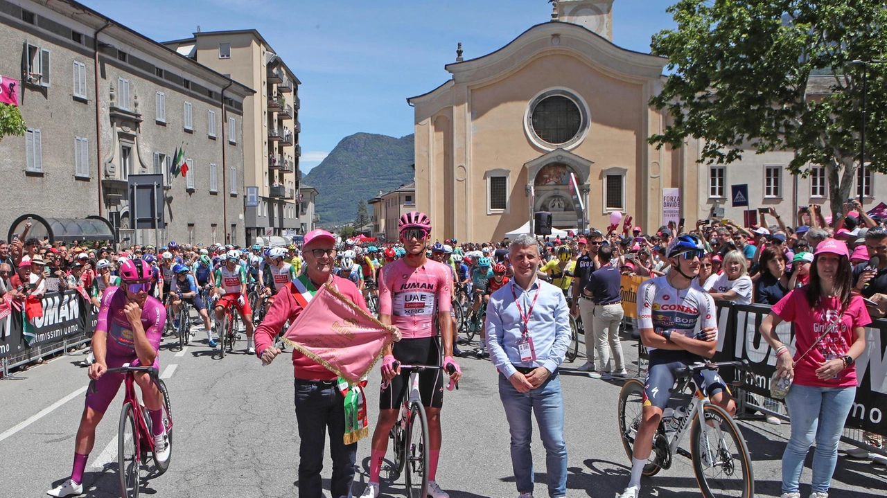 Giro d’Italia, seconda tappa valtellinese con partenza dalla Bassa Valle . Il sindaco Patrizio Del Nero e l’organizzatore Gigi Negri: vetrina fantastica. Giro d’Italia, seconda tappa valtellinese con partenza dalla Bassa Valle . Il sindaco Patrizio Del Nero e l’organizzatore Gigi Negri: vetrina fantastica.