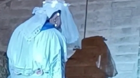 Seppure con il velo la finta Santa Lucia non ha tratto in inganno i bimbi
