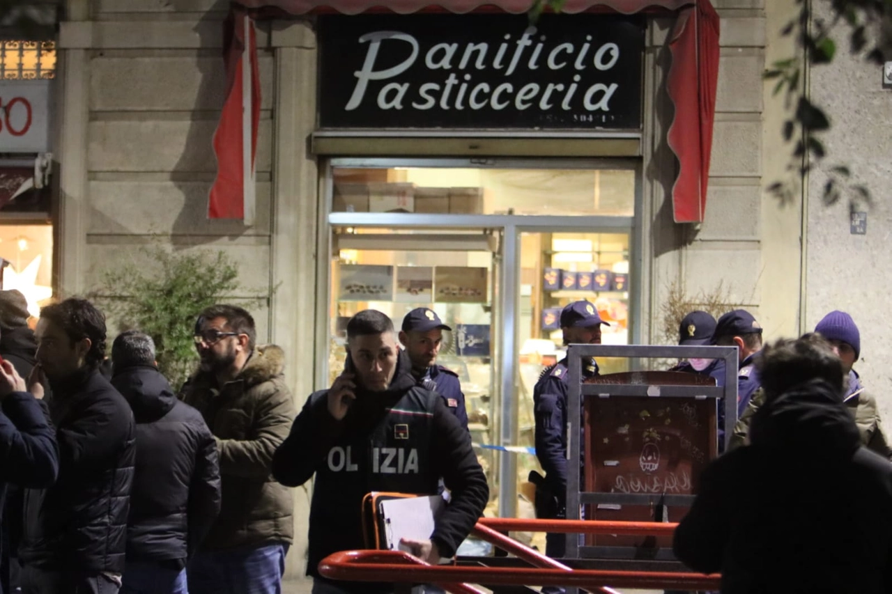 La polizia davanti al panificio di piazzale Gambara a Milano dove è avvenuta la sparatoria