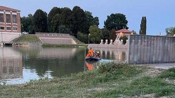 Inghiottito dal canale. Si tuffa con l’amico ma non riemerge: "L’abbiamo visto sparire"