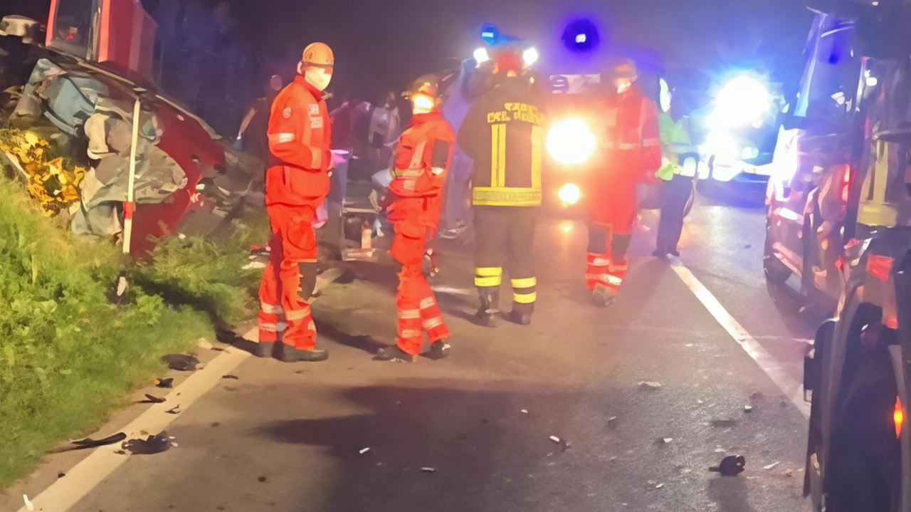 Incidente nel Pavese sulla ex Statale 526: la vittima è rimastra intrappolata tra le lamiere . Incidente nel Pavese sulla ex Statale 526: la vittima è rimastra intrappolata tra le lamiere .