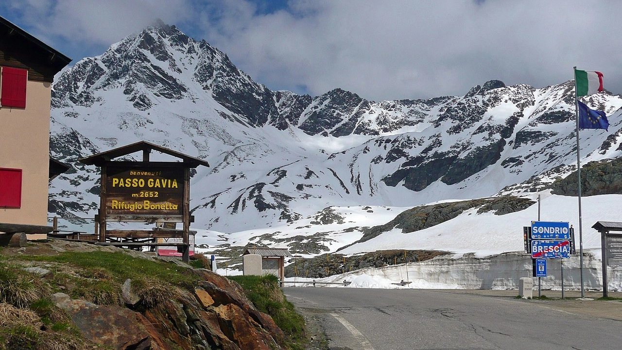 Il passo Gavia che segna il confine tra le province di Brescia e Sondrio Il passo Gavia che segna il confine tra le province di Brescia e Sondrio