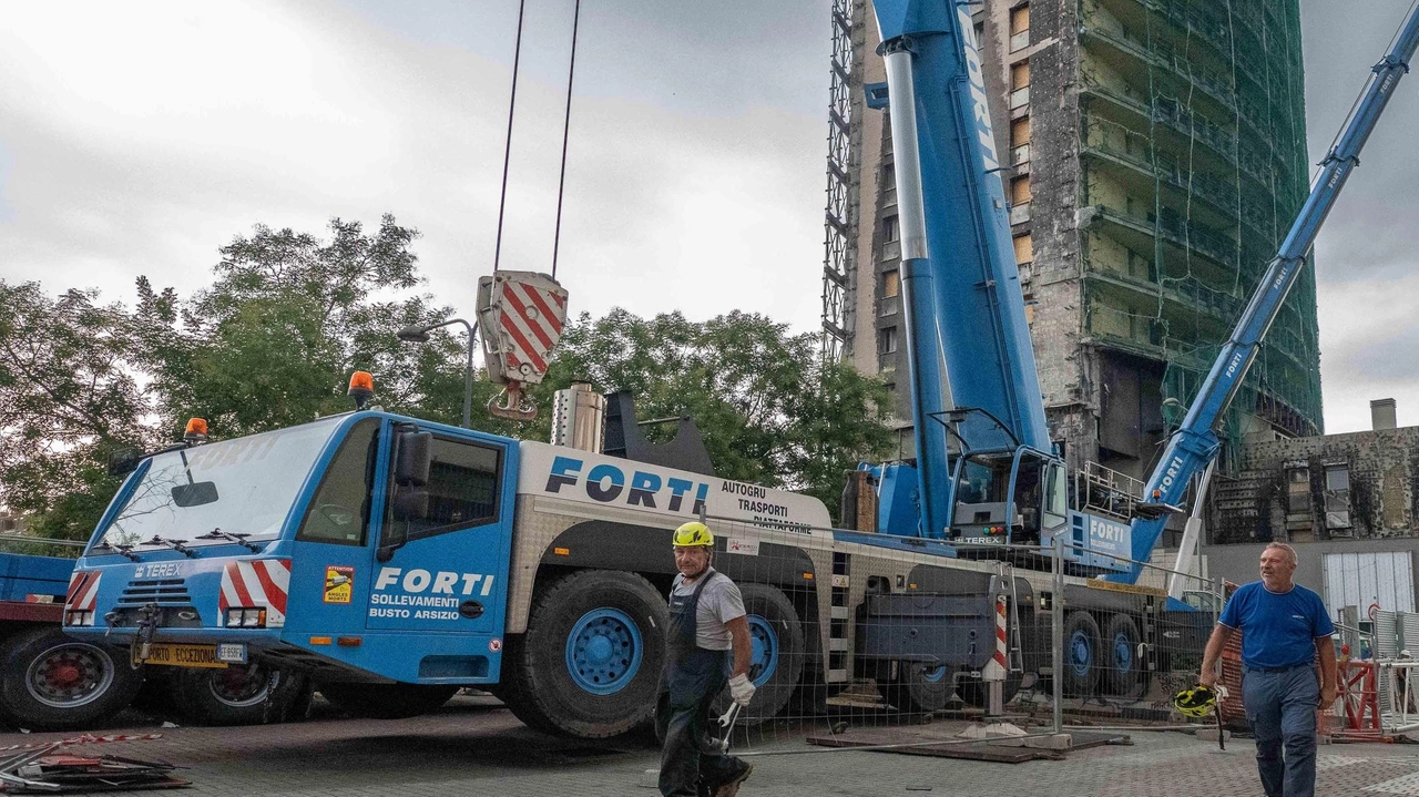 I lavori per ricostruire la torre in via Antonini distrutta dall’incendio divampato il 29 agosto del 2021