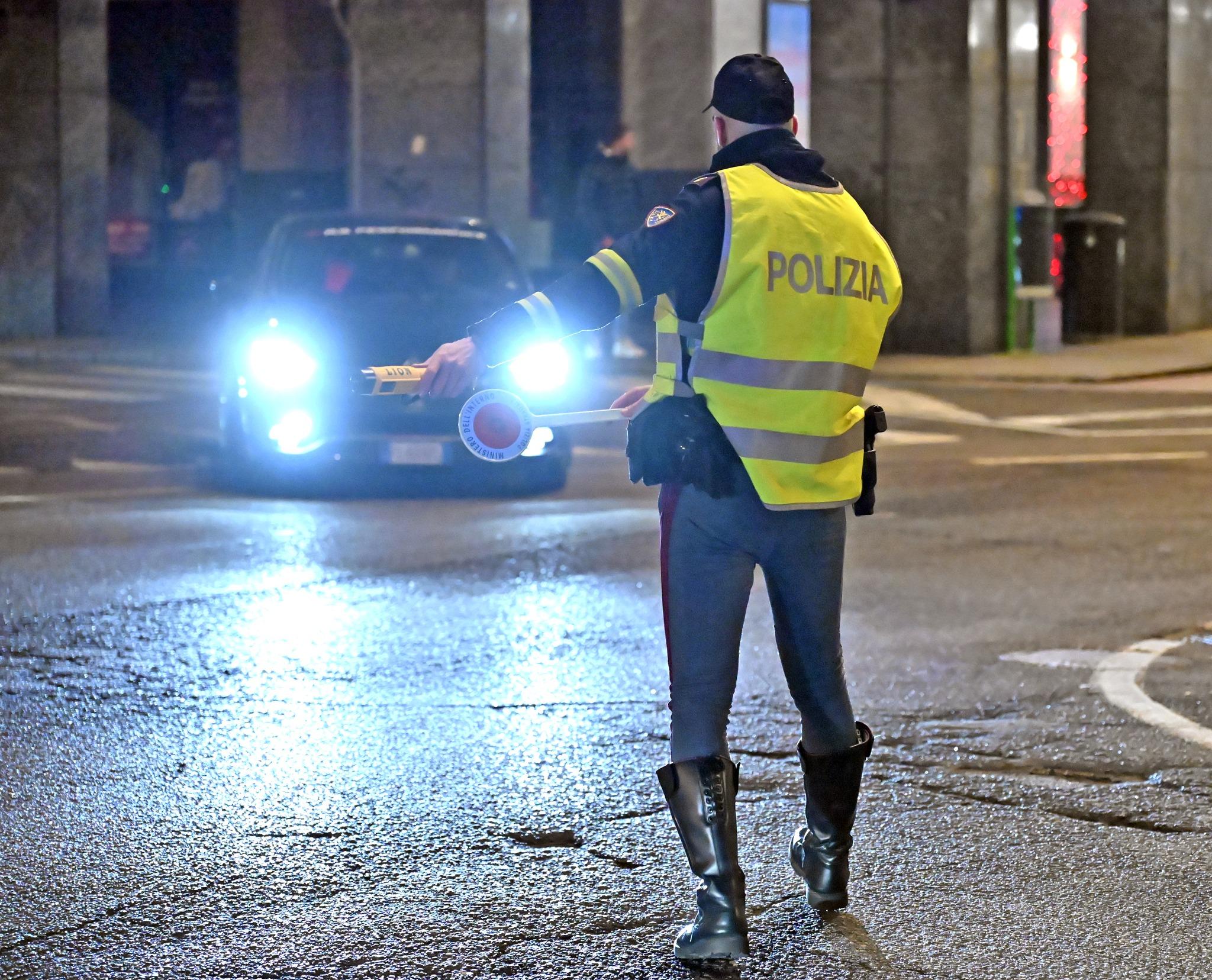 como danni alle auto in sosta e minacce ai passanti denunciato habitué dei furti nelle macchine da Ilgiorno.it como danni alle auto in sosta e minacce ai passanti denunciato habitué dei furti nelle macchine