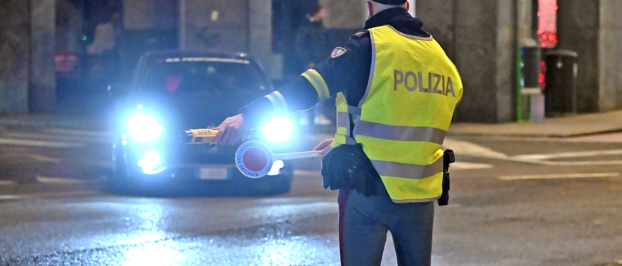 Como, danni alle auto in sosta e minacce ai passanti: denunciato habitué dei furti nelle macchine