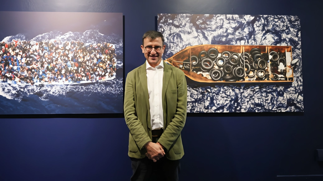 Il fotografo Massimo Sestini racconta il salvataggio di migranti nel documentario del National Geographic. La mostra a Brescia celebra la sua carriera con l'iconica foto "Mare Nostrum". Il fotografo Massimo Sestini racconta il salvataggio di migranti nel documentario del National Geographic. La mostra a Brescia celebra la sua carriera con l'iconica foto "Mare Nostrum".