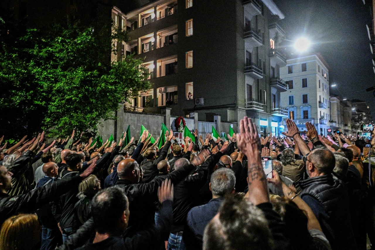 Il saluto fascista davanti al luogo dell'agguato a Ramelli, 29 aprile 2025
