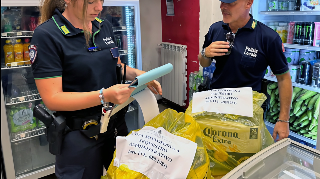 I residenti in zona piazza Fontana a Quinto Stampi hanno avvisato le forze dell’ordine. Intervento e ispezioni nei piccoli negozi da poco “salvati“ dal giro di vite dai giudici. I residenti in zona piazza Fontana a Quinto Stampi hanno avvisato le forze dell’ordine. Intervento e ispezioni nei piccoli negozi da poco “salvati“ dal giro di vite dai giudici.