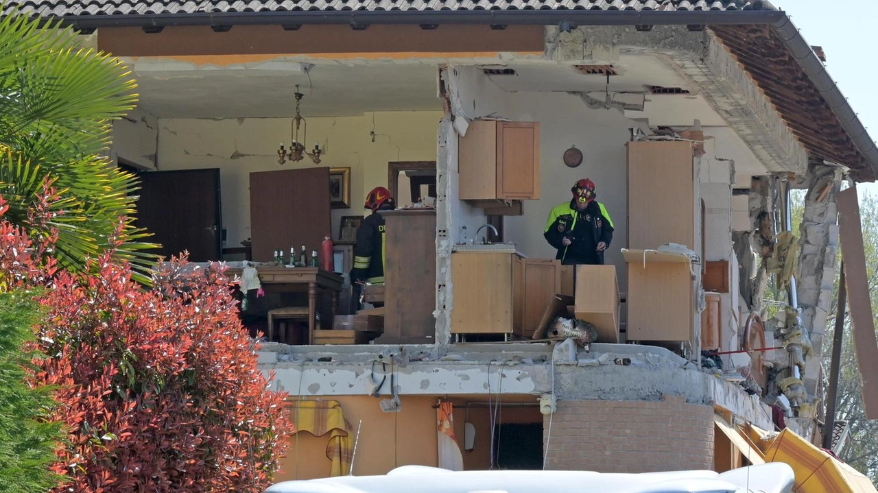 Solo una persona ferita. Quasi un miracolo a Villanterio, nel Pavese, dove una palazzina di due piani in via Donizetti...