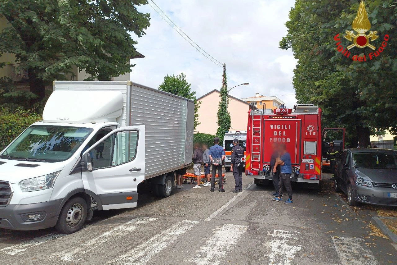 In via XXIV Maggio anche le pattuglie dei carabinieri e della polizia locale