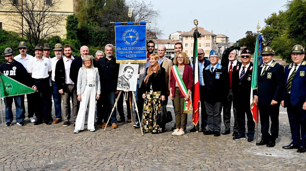Le autorità presenti alla posa della pietra d’inciampo dedicata a Lupatini Le autorità presenti alla posa della pietra d’inciampo dedicata a Lupatini