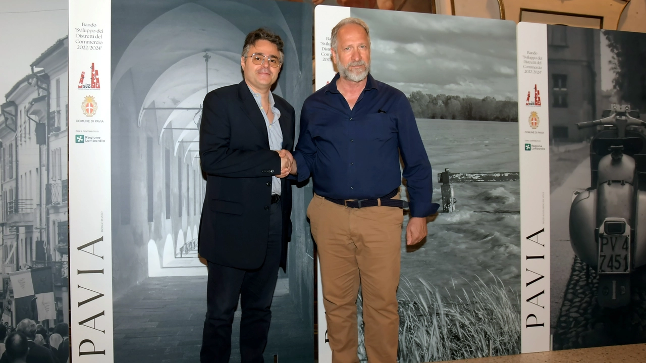 Il direttore Ascom Luca Manenti con l’assessore al Commercio Rodolfo Faldini Sullo sfondo i pannelli per rendere attrenti le vetrine spente
