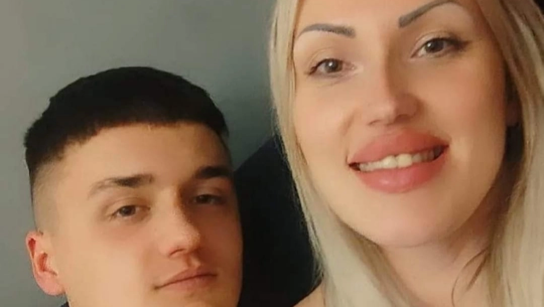 Maksim, 18 anni compiuti il 1° ottobre, con mamma Olga, 39enne Il ragazzo è ancora ricoverato al Niguarda Maksim, 18 anni compiuti il 1° ottobre, con mamma Olga, 39enne Il ragazzo è ancora ricoverato al Niguarda
