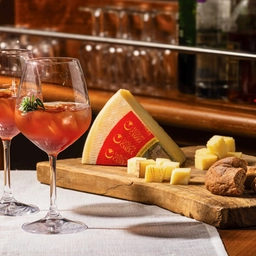 Aperitivo in quota, formaggi Dop della Valtellina e cocktail inediti in rifugi e locali di montagna: dove e quando