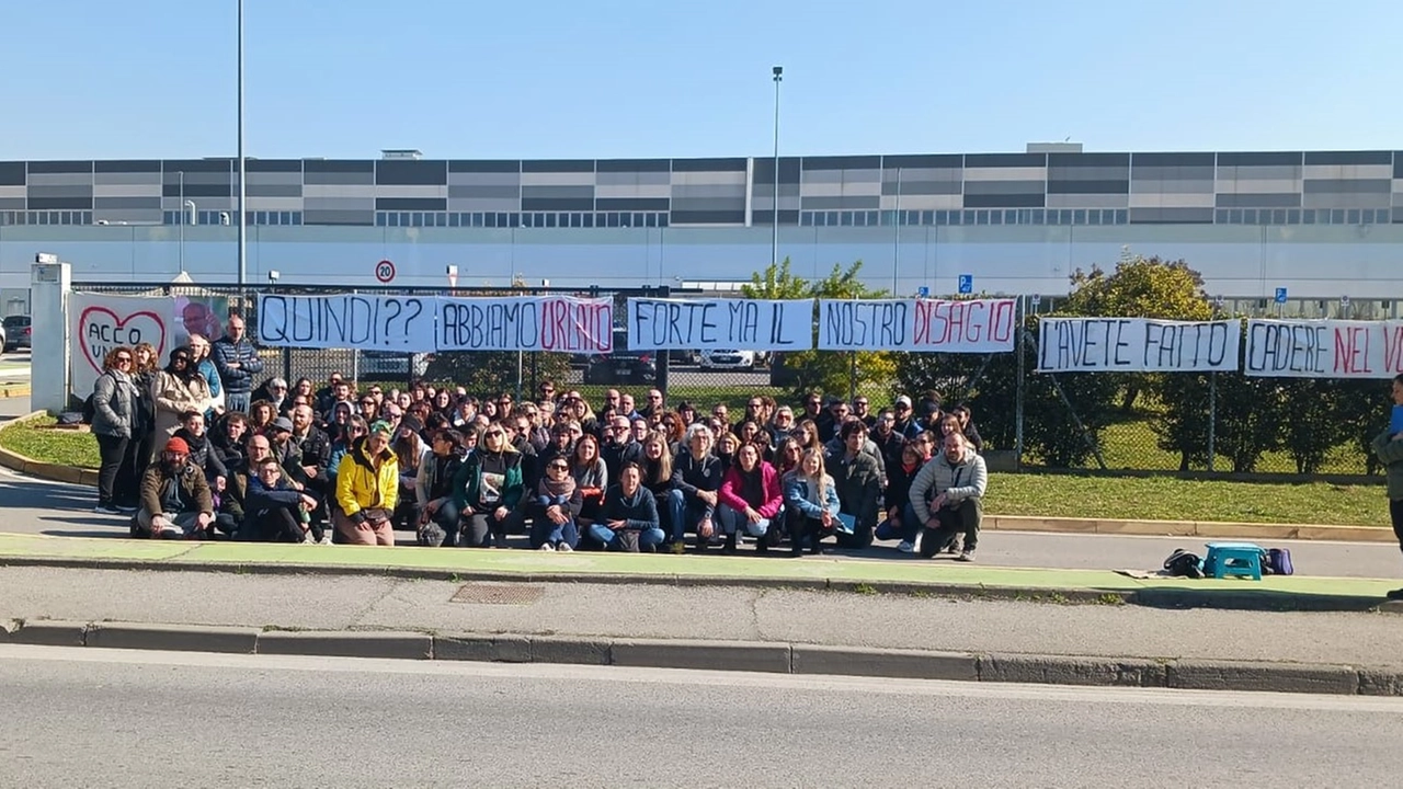 Sciopero alla Decathlon, un presidio silenzioso con un centinaio di addetti senza cori: uno striscione appeso al cancello racconta tutte le difficoltà vissute dai dipendenti Sciopero alla Decathlon, un presidio silenzioso con un centinaio di addetti senza cori: uno striscione appeso al cancello racconta tutte le difficoltà vissute dai dipendenti