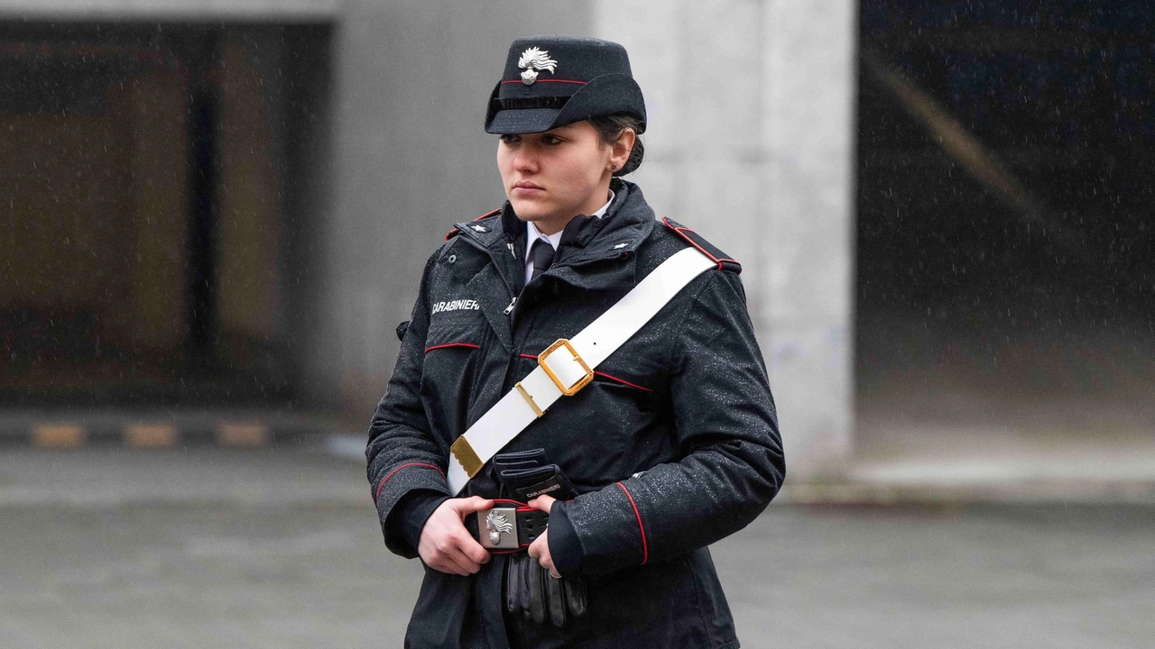 La truffa sventata dai carabinieri: "Sua figlia è nei guai, paghi per lei". Presi Rolex e monili da 45mila euro