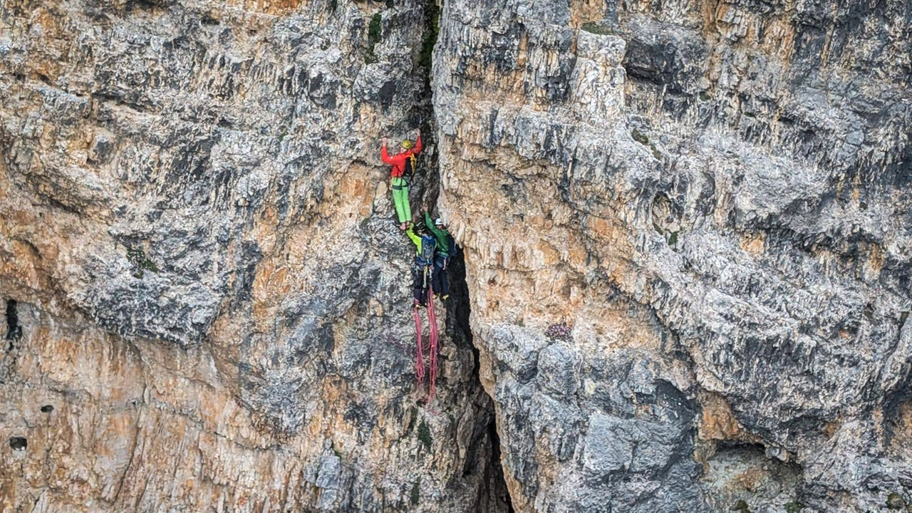 Gli alpinisti appesi sulla parete della Tofana di Rozes Gli alpinisti appesi sulla parete della Tofana di Rozes