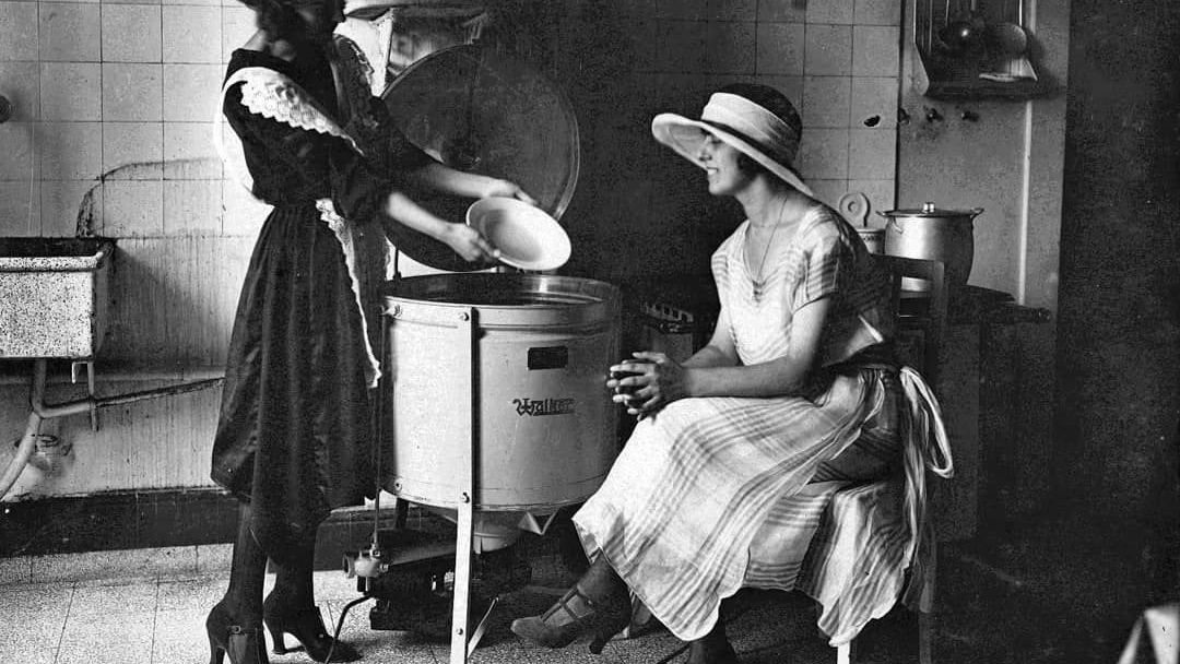 Le casalinghe milanesi sperimentano i primi elettrodomestici per alleviare la fatica dei lavori domestici Le casalinghe milanesi sperimentano i primi elettrodomestici per alleviare la fatica dei lavori domestici