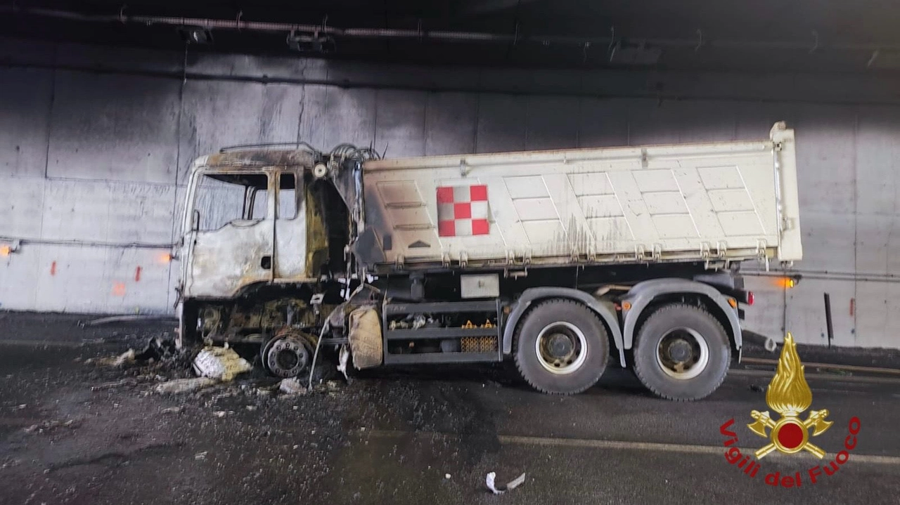 Il camion che ha preso fuoco nell'incidente (Ansa/De Pascale) Il camion che ha preso fuoco nell'incidente (Ansa/De Pascale)